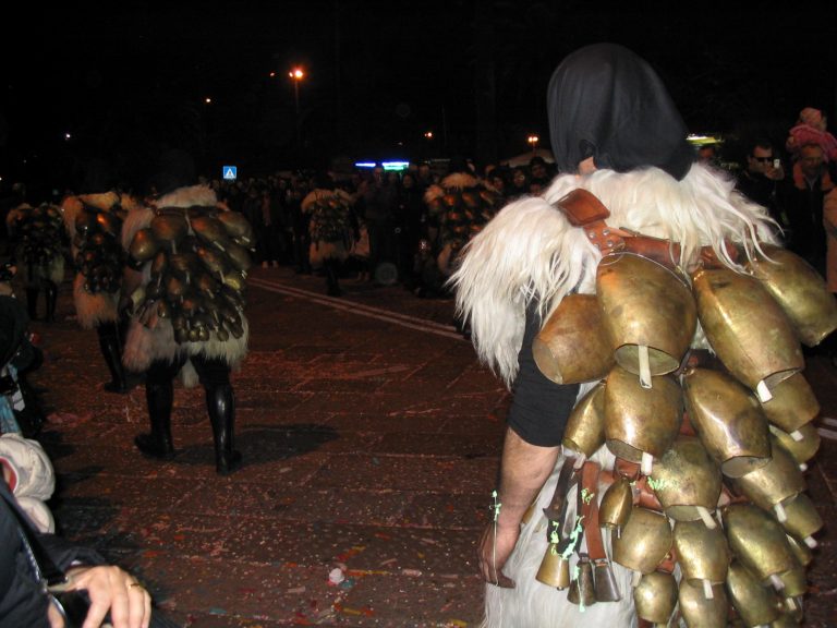 karneval mamuthones glocken sardinien