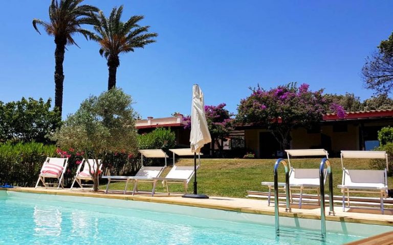 villa con piscina a cagliari
