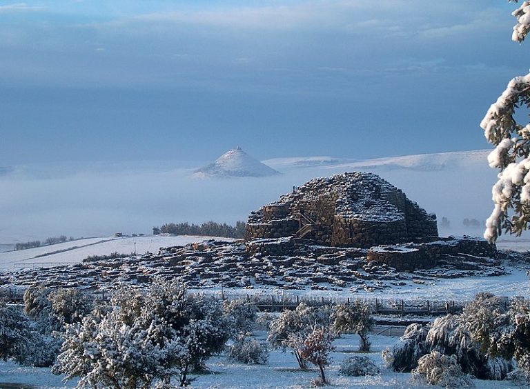 nuraghe su nuraxi avec neige