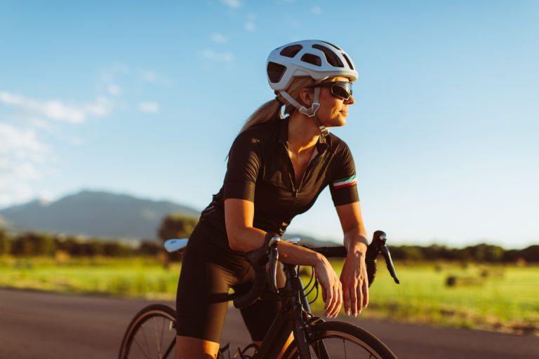 frau helm fahrrad