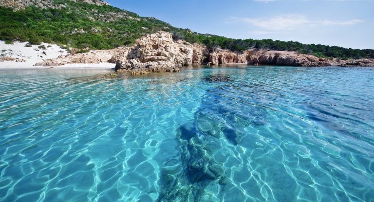 mare azzurro e rocce di granito dell'isola Spargi La Maddalena