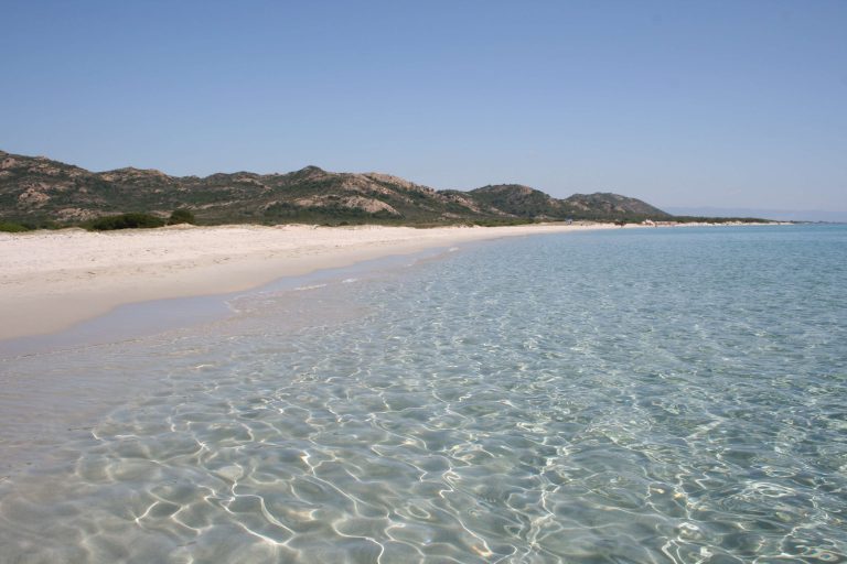 kristalhelder zeewater sardinie