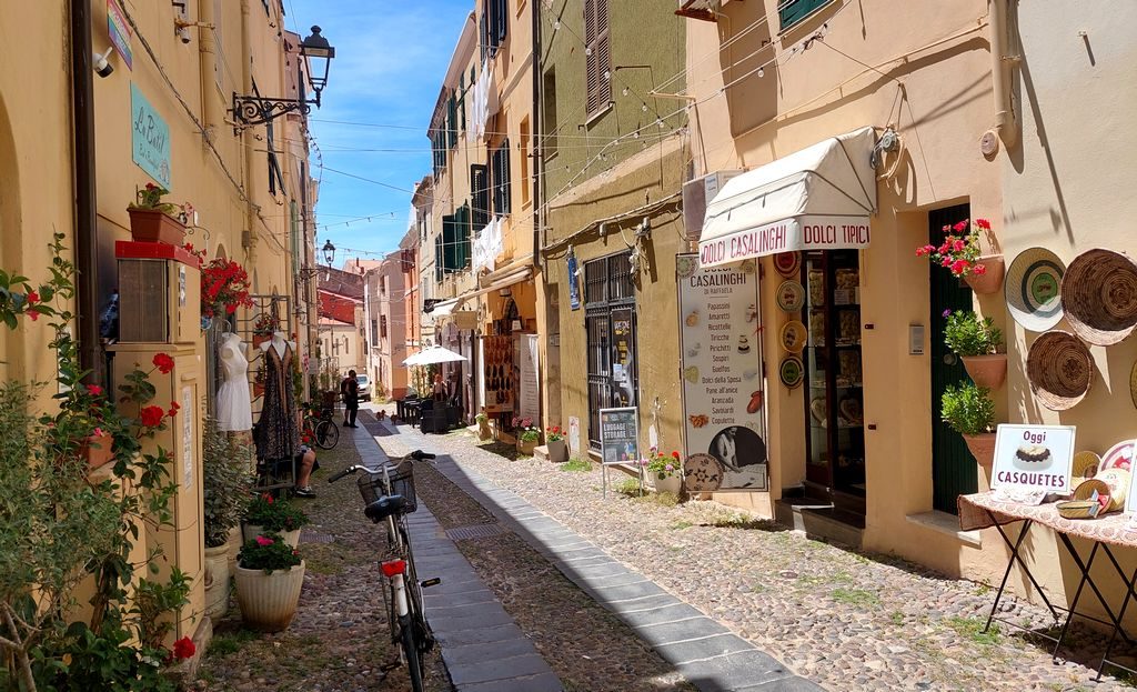 le strade strette e pieni di negozi ad Alghero