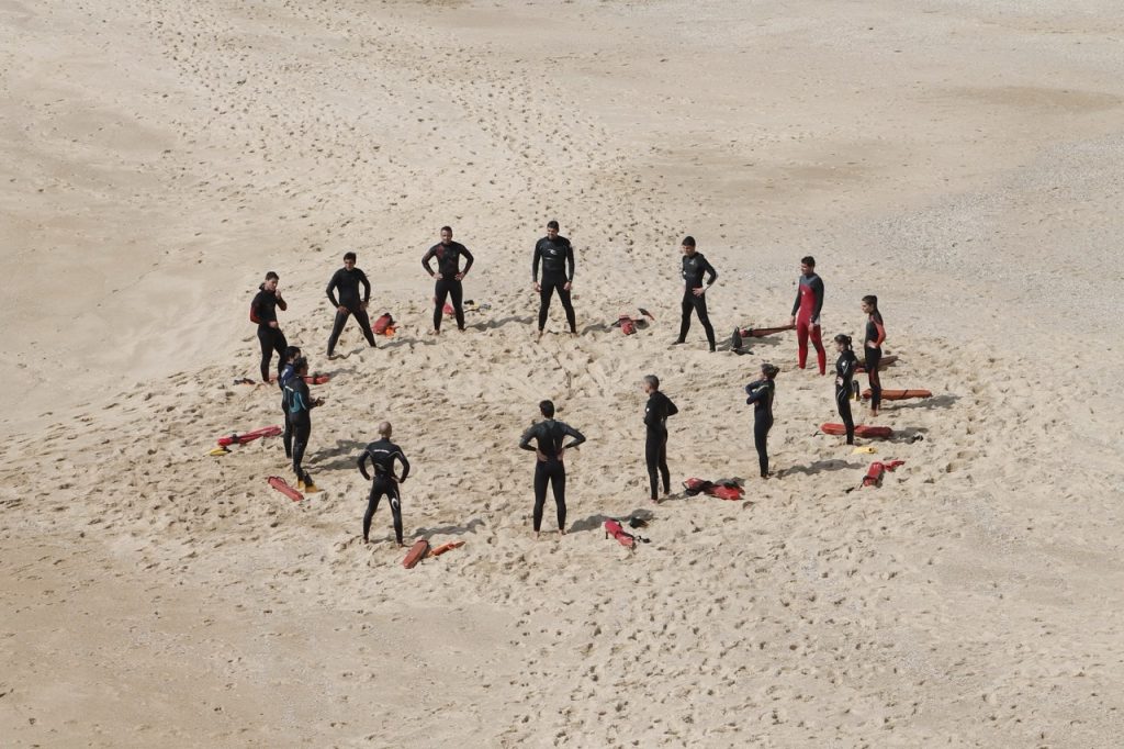 riscaldamento di gruppo surf team building