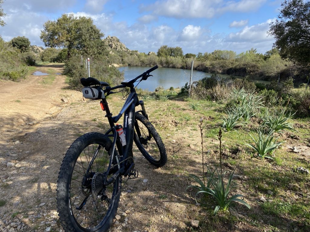 bici in sardegna lago austis
