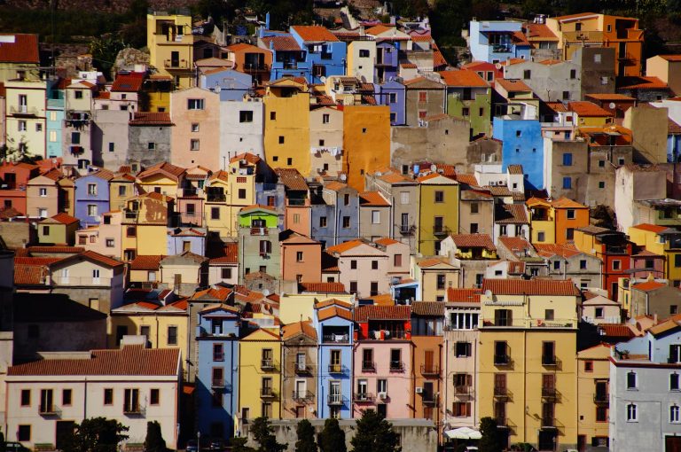 il coloratissimo norgo di bosa in sardegna