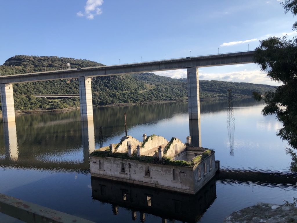 lago omodeo oristano sardegna