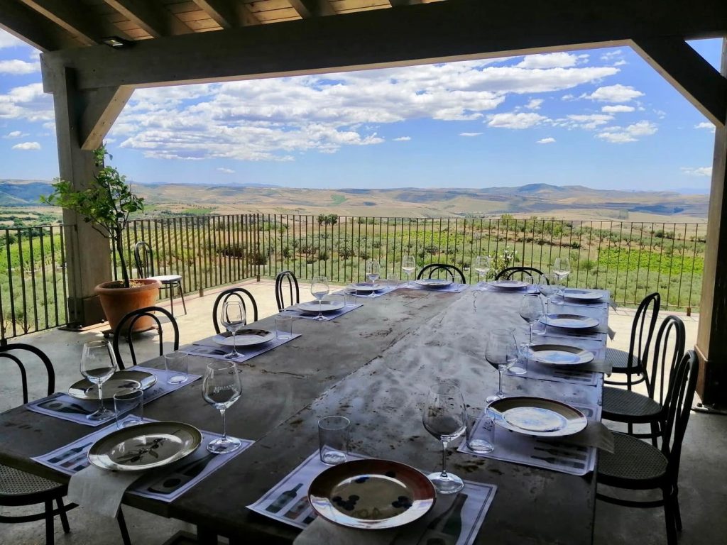 tavolo apparecchiato per degustazione in cantina