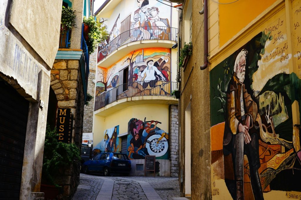 scorcio dei murales di orgosolo in barbagia