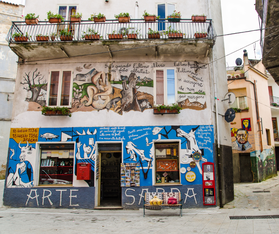 murales nel centro di orgosolo in sardegna
