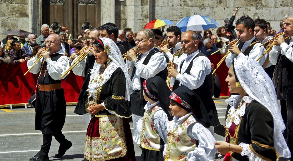 persone in abiti tradizionali per feste in sardegna