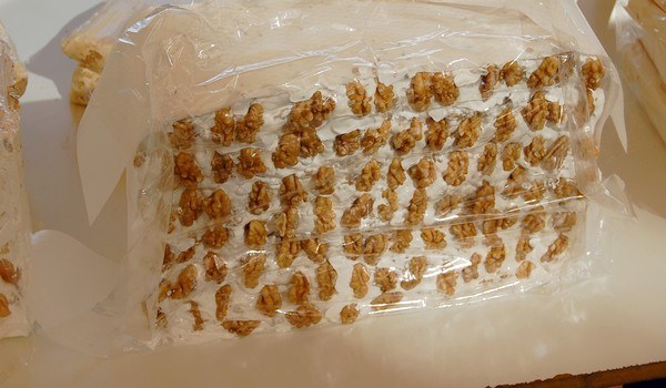 Torrone di tonara dolce tradizionale sardegna