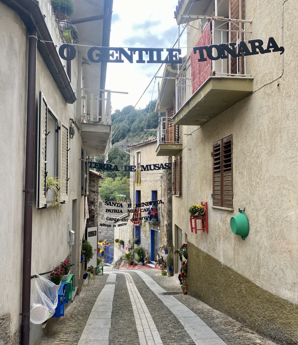 via del paese di Tonara in Sardegna