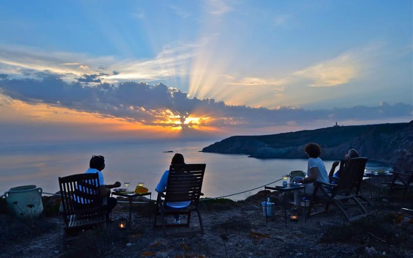 vacances en couple vuer sur la mer