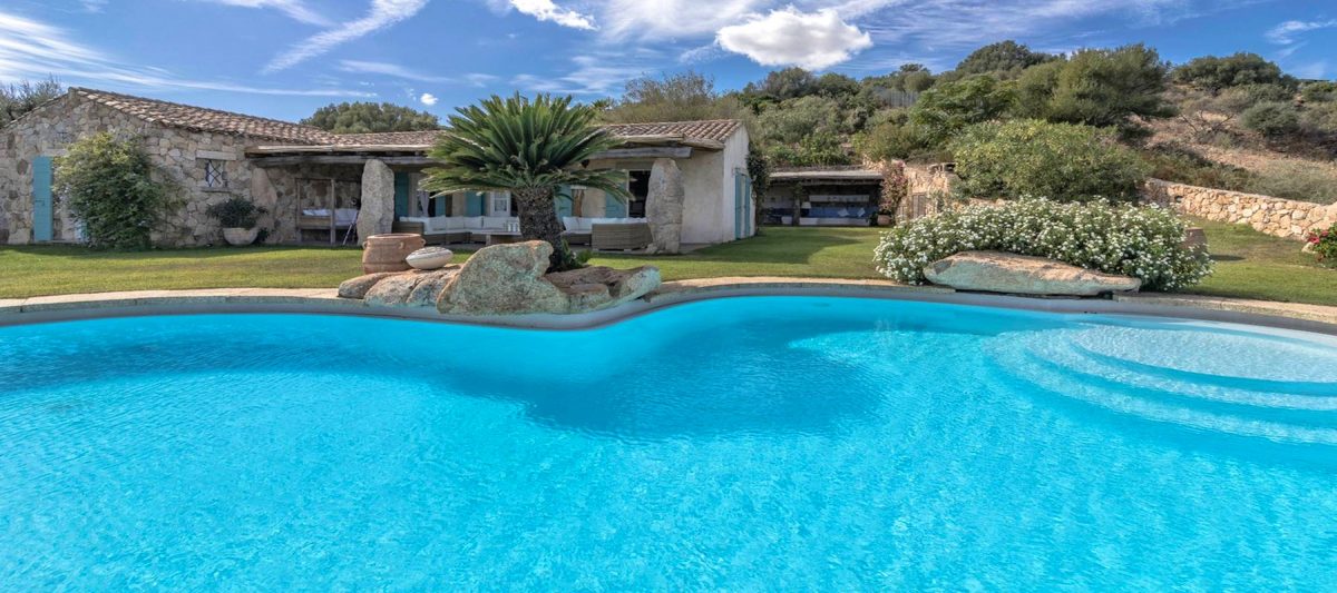 Book luxury and high comfort villas for your holidays in Sardinia