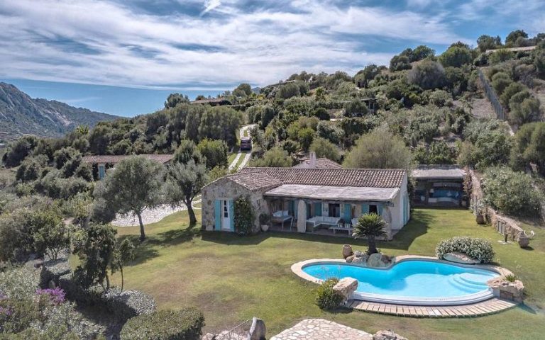 villa de luxe avec parc et piscine