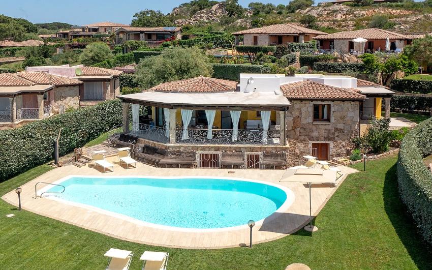 Villa a San Tedoro, Sardegna, con piscina e circondata da altre abitazioni