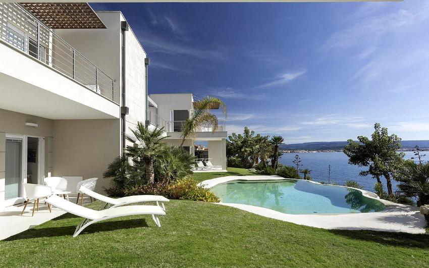 villa in sardegna con piscina a sfioro vista mare